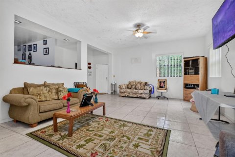 Villa ou maison à vendre à North Miami, Floride: 3 chambres, 211.45 m2 № 2431342 - photo 11