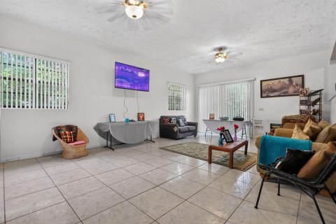 Villa ou maison à vendre à North Miami, Floride: 3 chambres, 211.45 m2 № 2431342 - photo 10