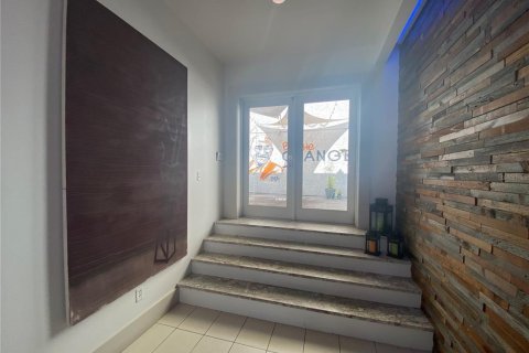 Propiedad comercial en alquiler en Tampa, Florida, 569.68 m2 № 1622051 - foto 17