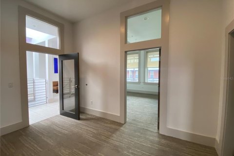 Propiedad comercial en alquiler en Tampa, Florida, 569.68 m2 № 1622051 - foto 9