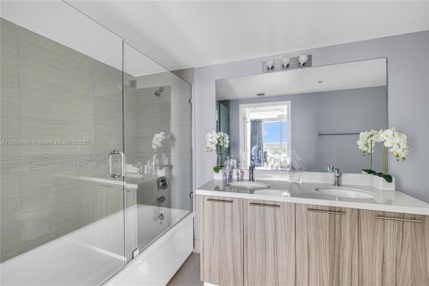 Condo in Miami Beach, Florida, 2 bedrooms  № 1888239 - photo 27