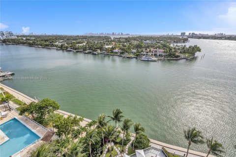 Condo in Miami Beach, Florida, 2 bedrooms  № 1888239 - photo 1