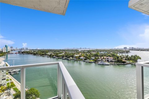 Condo in Miami Beach, Florida, 2 bedrooms  № 1888239 - photo 21