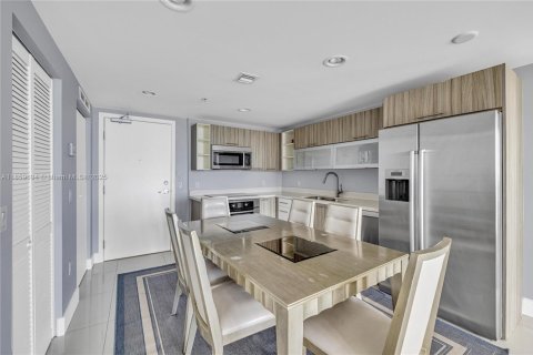 Condo in Miami Beach, Florida, 2 bedrooms  № 1888239 - photo 11