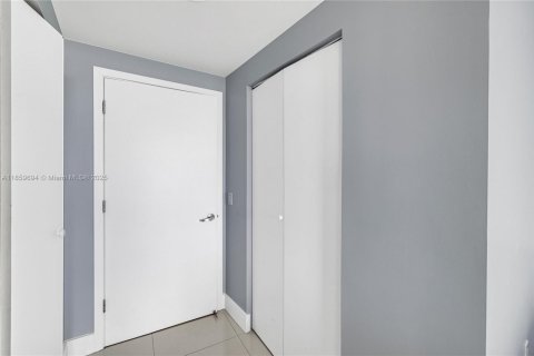 Condo in Miami Beach, Florida, 2 bedrooms  № 1888239 - photo 25