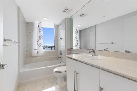 Condo in Miami, Florida, 3 bedrooms  № 2004124 - photo 17