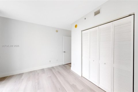 Condo in Miami, Florida, 3 bedrooms  № 2004124 - photo 15