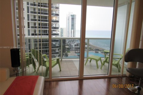 Condominio en alquiler en Hallandale Beach, Florida, 1 dormitorio, 78.41 m2 № 2085635 - foto 17