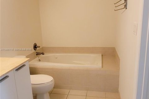 Copropriété à louer à Hollywood, Floride: 2 chambres, 112.41 m2 № 2084843 - photo 11
