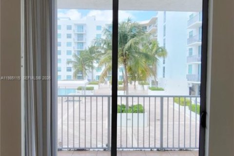 Copropriété à louer à Hollywood, Floride: 2 chambres, 112.41 m2 № 2084843 - photo 7