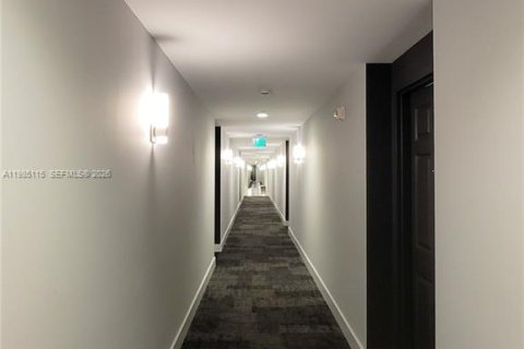Copropriété à louer à Hollywood, Floride: 2 chambres, 112.41 m2 № 2084843 - photo 4