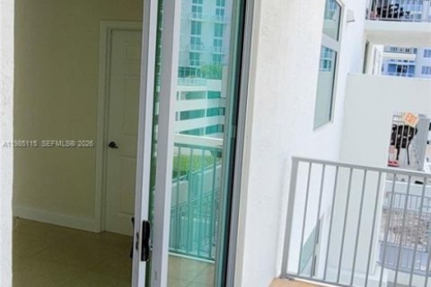 Copropriété à louer à Hollywood, Floride: 2 chambres, 112.41 m2 № 2084843 - photo 6