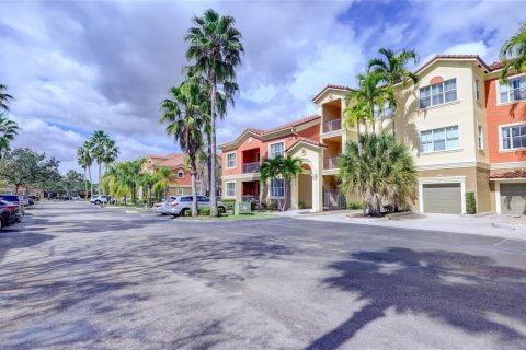 Condo in Miramar, Florida, 2 bedrooms № 2399828 - photo 2