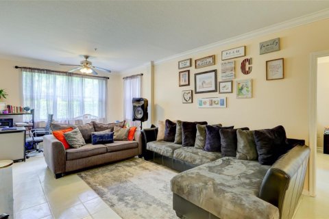 Condo in Miramar, Florida, 2 bedrooms № 2399828 - photo 9