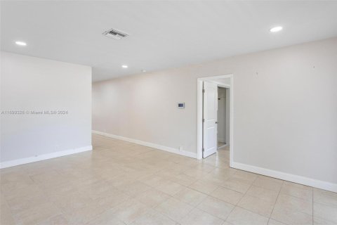 Commercial property in Oakland Park, Florida № 1603863 - photo 9