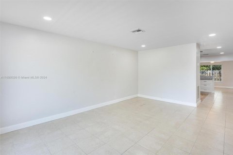 Commercial property in Oakland Park, Florida № 1603863 - photo 6
