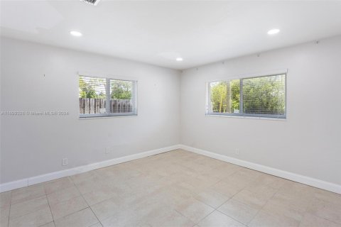 Commercial property in Oakland Park, Florida № 1603863 - photo 13