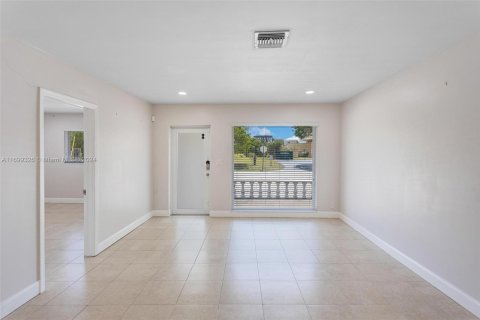 Commercial property in Oakland Park, Florida № 1603863 - photo 12