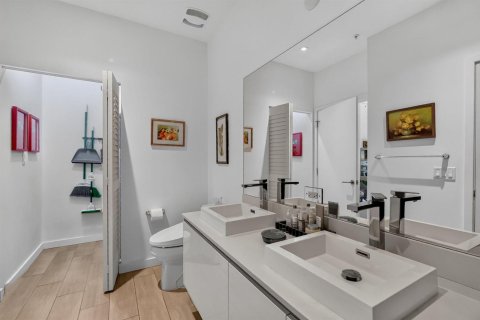 Condo in Miami, Florida, 1 bedroom  № 2249815 - photo 28