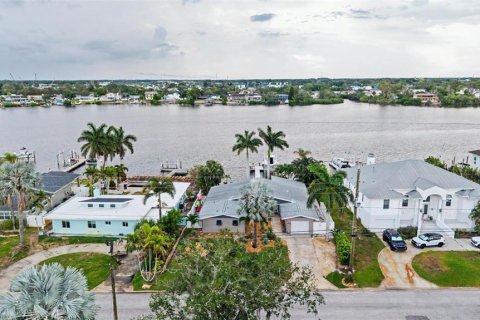 Villa ou maison à vendre à Tarpon Springs, Floride: 3 chambres, 213.58 m2 № 2319087 - photo 2