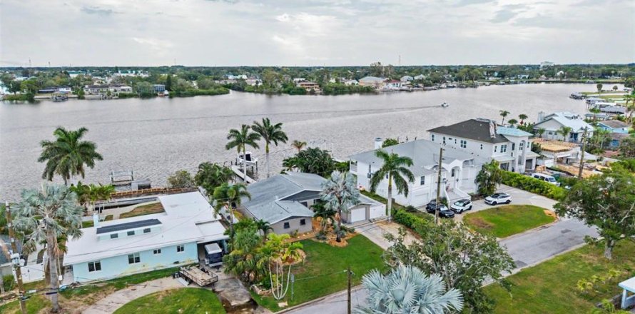 Villa ou maison à Tarpon Springs, Floride 3 chambres, 213.58 m2 № 2319087