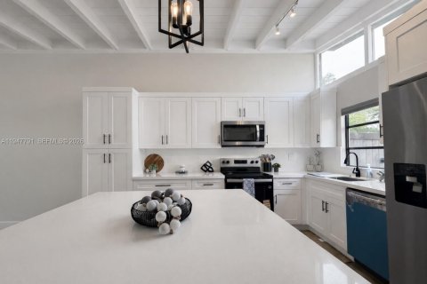 Villa ou maison à vendre à Miami, Floride: 2 chambres, 91.97 m2 № 2003928 - photo 9