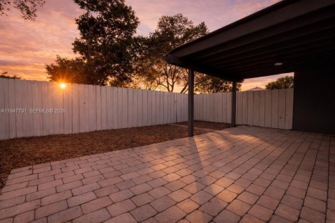 Villa ou maison à vendre à Miami, Floride: 2 chambres, 91.97 m2 № 2003928 - photo 28