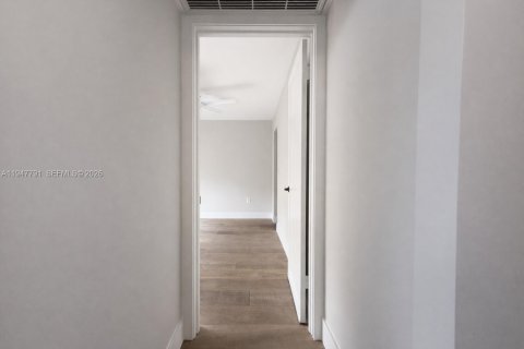 Villa ou maison à vendre à Miami, Floride: 2 chambres, 91.97 m2 № 2003928 - photo 17