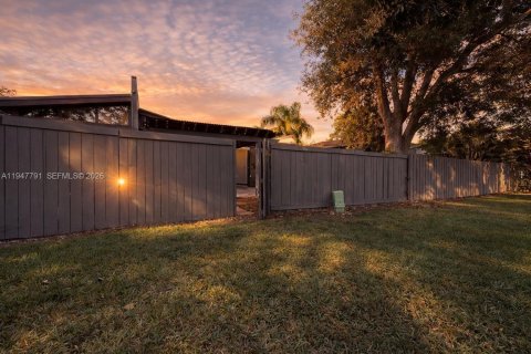 Villa ou maison à vendre à Miami, Floride: 2 chambres, 91.97 m2 № 2003928 - photo 30