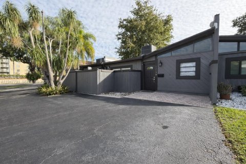 Villa ou maison à vendre à Miami, Floride: 2 chambres, 91.97 m2 № 2003928 - photo 2