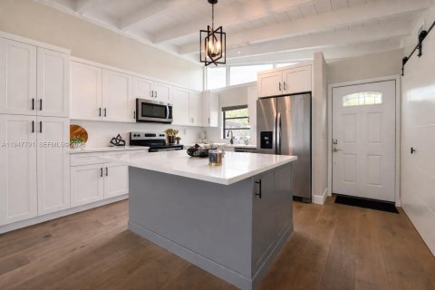 Villa ou maison à vendre à Miami, Floride: 2 chambres, 91.97 m2 № 2003928 - photo 4