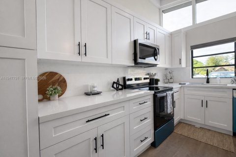 Villa ou maison à vendre à Miami, Floride: 2 chambres, 91.97 m2 № 2003928 - photo 6