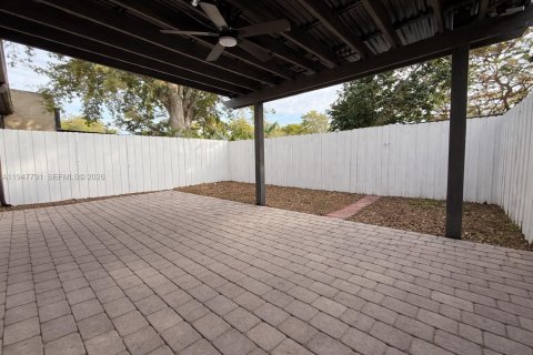 Villa ou maison à vendre à Miami, Floride: 2 chambres, 91.97 m2 № 2003928 - photo 29