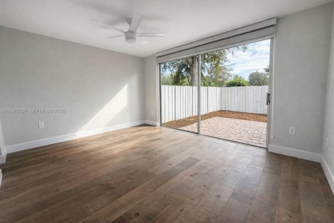 Villa ou maison à vendre à Miami, Floride: 2 chambres, 91.97 m2 № 2003928 - photo 23