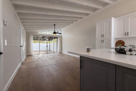 Villa ou maison à vendre à Miami, Floride: 2 chambres, 91.97 m2 № 2003928 - photo 12