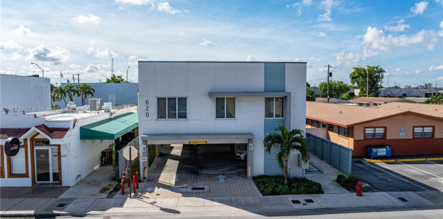 Propiedad comercial en Hialeah, Florida № 1934551