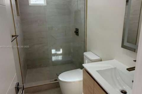 Apartamento en alquiler en Miami, Florida, 1 dormitorio, 58.99 m2 № 1993024 - foto 4