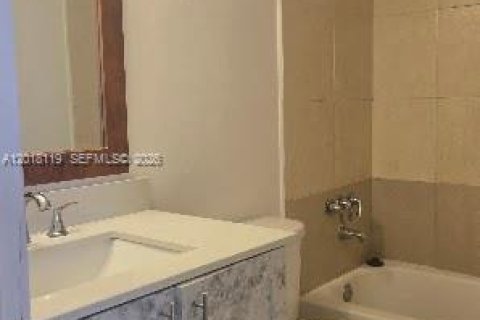 Condo in Miami, Florida, 2 bedrooms № 2087225 - photo 11