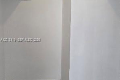 Condo in Miami, Florida, 2 bedrooms № 2087225 - photo 8