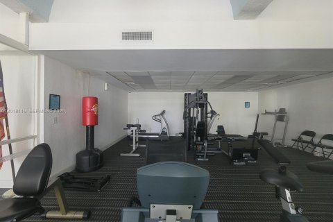 Condo in Miami, Florida, 2 bedrooms № 2087225 - photo 16