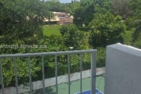 Condo in Miami, Florida, 2 bedrooms № 2087225 - photo 3