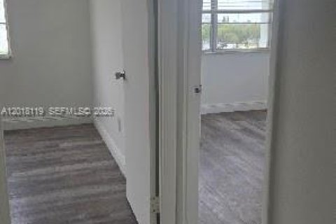 Condo in Miami, Florida, 2 bedrooms № 2087225 - photo 9