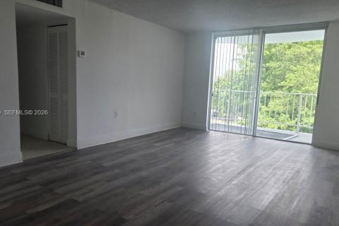 Condo in Miami, Florida, 2 bedrooms № 2087225 - photo 2