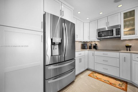 Condo in Miami Beach, Florida, 1 bedroom  № 1937382 - photo 3