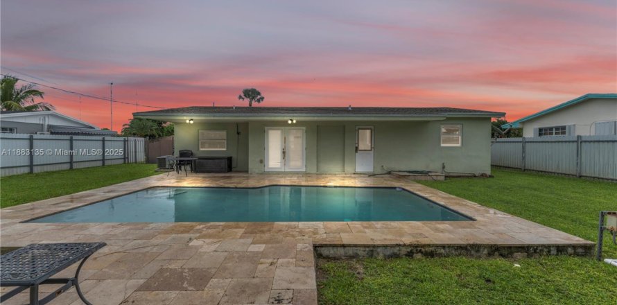 Villa ou maison à Miami Gardens, Floride 3 chambres, 101.82 m2 № 1933099
