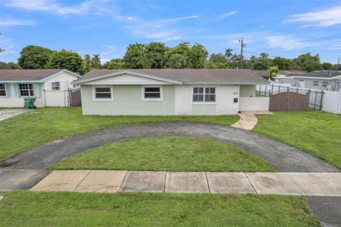 Villa ou maison à vendre à Miami Gardens, Floride: 3 chambres, 101.82 m2 № 1933099 - photo 4