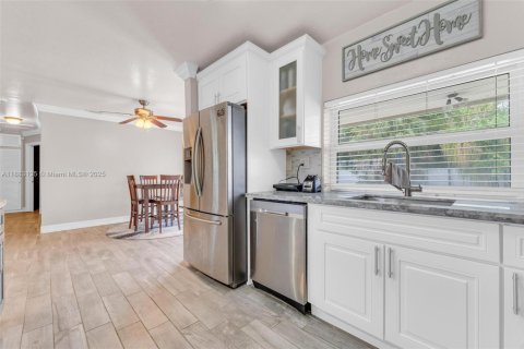 Villa ou maison à vendre à Miami Gardens, Floride: 3 chambres, 101.82 m2 № 1933099 - photo 5