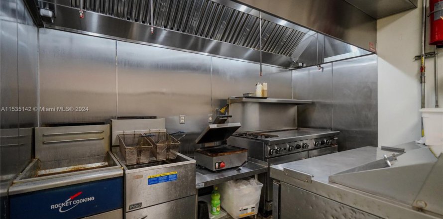 Commercial property in Coral Springs, Florida № 1753254