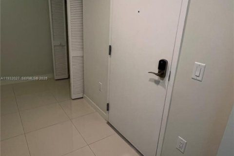 Condo in Doral, Florida, 1 bedroom № 1990560 - photo 11