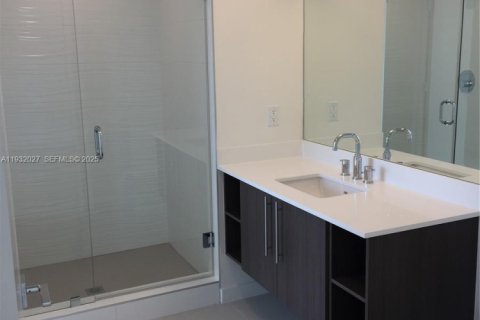 Condo in Doral, Florida, 1 bedroom № 1990560 - photo 4